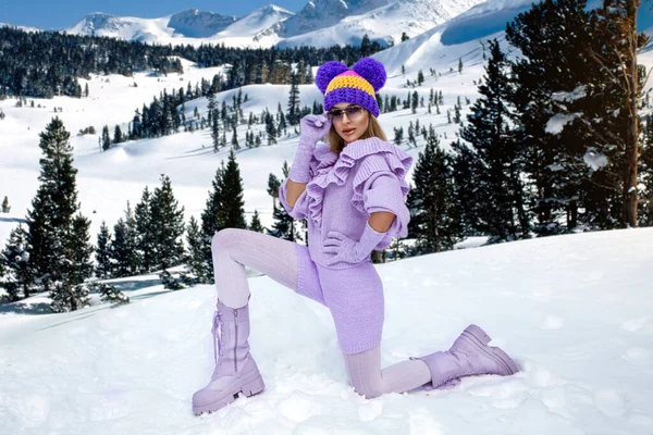 Χειμερινή Μόδα Όμορφη Θηλυκό Μοντέλο Φοράει Λιλά Ρούχα Χειμώνα Λιλά — Φωτογραφία Αρχείου