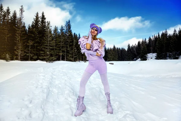 Vintermode Vacker Kvinnlig Modell Bär Syreniska Vinterkläder Syrenstövlar Och Färgglada — Stockfoto