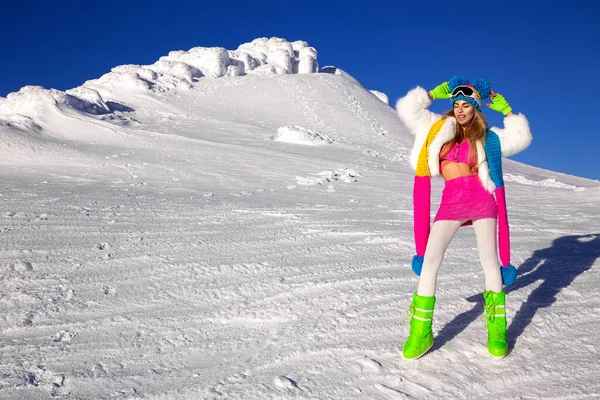 Zimowa Moda Piękna Seksowna Modelka Nosi Kolorowy Strój Zimowy Czapkę — Zdjęcie stockowe