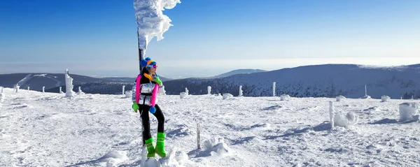 Bergbeklimmen Mooie Vrouw Draagt Zilveren Jas Skibril Kleurrijke Muts Sjaal — Stockfoto