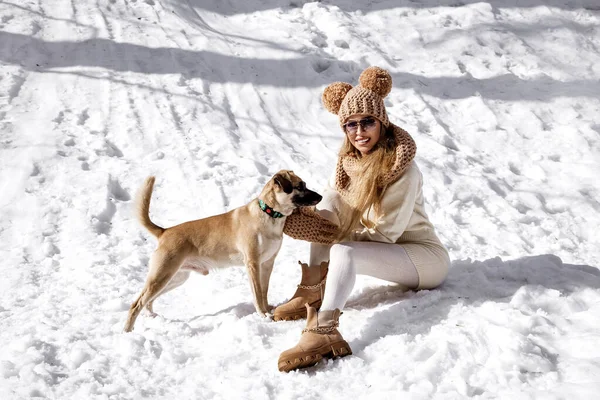 Hermosa Mujer Elegante Jugando Con Perro Nieve Paisaje Invierno Las —  Fotos de Stock