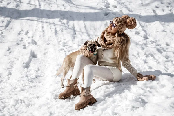 Красива Стильна Жінка Грає Своєю Собакою Снігу Зимових Пейзажах Горах — стокове фото