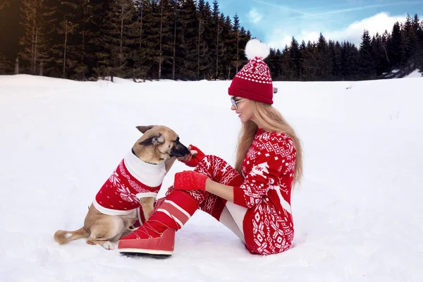 Mulher Bonita Roupa Natal Vermelho Brincando Com Seu Cão Neve — Fotografia de Stock