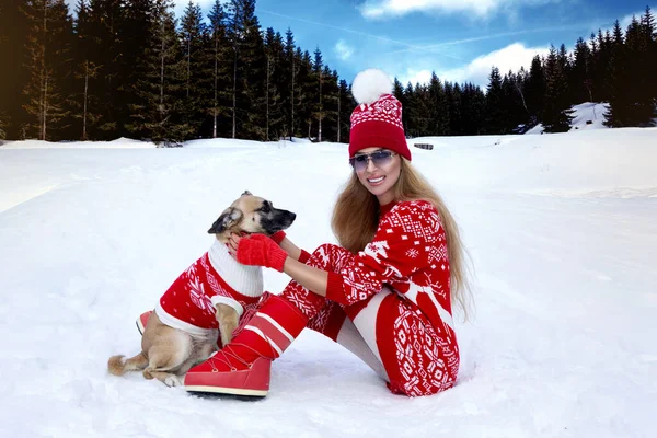 Όμορφη Γυναίκα Κόκκινο Χριστουγεννιάτικο Ντύσιμο Παίζει Σκυλί Της Στο Χιόνι — Φωτογραφία Αρχείου