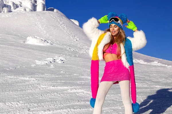 Зимова Мода Красива Сексуальна Жіноча Модель Носить Різнокольорове Зимове Вбрання — стокове фото