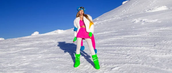 冬のファッション 美しいセクシーな女性モデルは カラフルな冬服 ビーニー スカーフ 冬のブーツを着ています 冬の屋外で魅力的な若い女性 魔法の冬の日の白い雪 — ストック写真