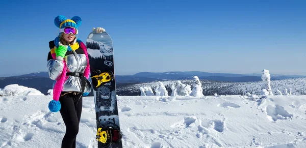 Κορίτσι Snowboarder Απολαμβάνει Χιονοδρομικό Κέντρο Όμορφη Γυναίκα Στολή Χειμώνα Ποζάρει — Φωτογραφία Αρχείου