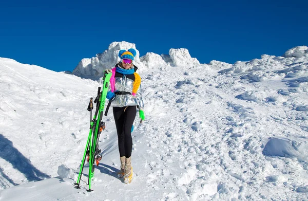 Горнолыжница Наслаждается Горнолыжным Курортом Красивая Женщина Зимнем Наряде Позирует Лыжами — стоковое фото