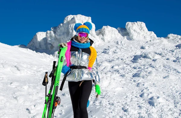 Σκιέρ Απολαμβάνει Χιονοδρομικό Κέντρο Όμορφη Γυναίκα Χειμωνιάτικα Ρούχα Ποζάρει Σκι — Φωτογραφία Αρχείου