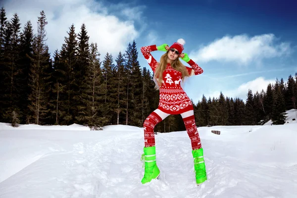 Wintermode Mooi Vrouwelijk Model Draagt Rode Witte Kerstkleding Rode Winterlaarzen — Stockfoto