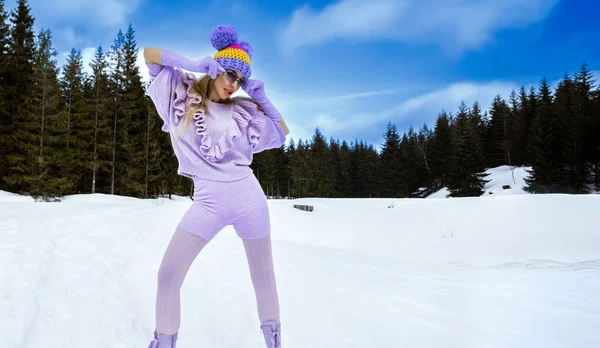 Wintermode Mooi Vrouwelijk Model Draagt Lila Winterkleding Lila Laarzen Kleurrijke — Stockfoto