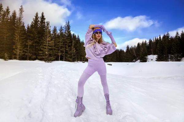 冬季时尚 漂亮的女模特穿着紫丁香冬装 紫丁香靴和五颜六色的甜菜 在户外过冬时迷人的年轻女子 高山白雪在魔法的冬日里 — 图库照片