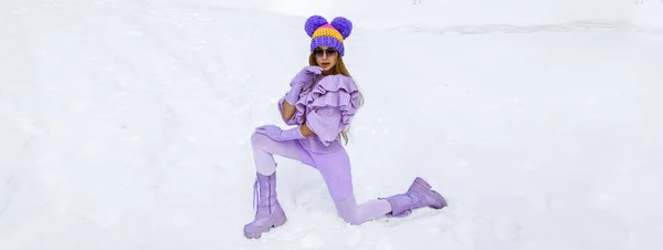 冬季时尚 漂亮的女模特穿着紫丁香冬装 紫丁香靴和五颜六色的甜菜 在户外过冬时迷人的年轻女子 高山白雪在魔法的冬日里 — 图库照片