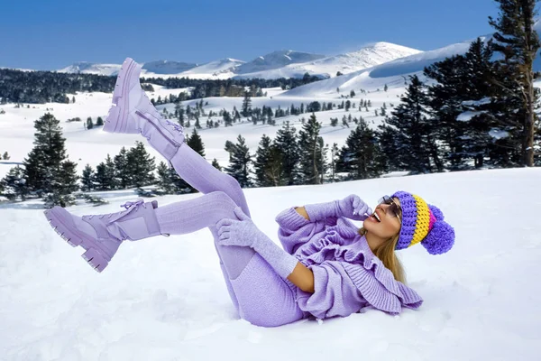 Moda Inverno Modelo Feminino Bonita Está Vestindo Roupa Inverno Lilás — Fotografia de Stock