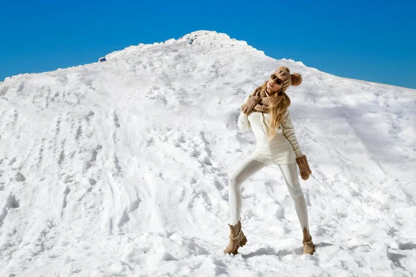 Зимова Мода Красива Жіноча Модель Білому Зимовому Вбранні Бежевому Беані — стокове фото