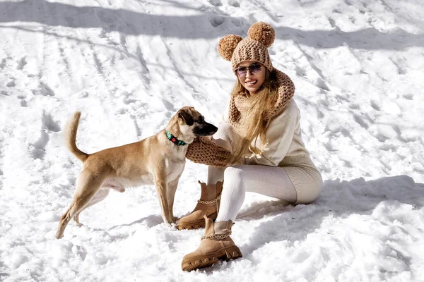 Красива Стильна Жінка Грає Своєю Собакою Снігу Зимових Пейзажах Горах — стокове фото