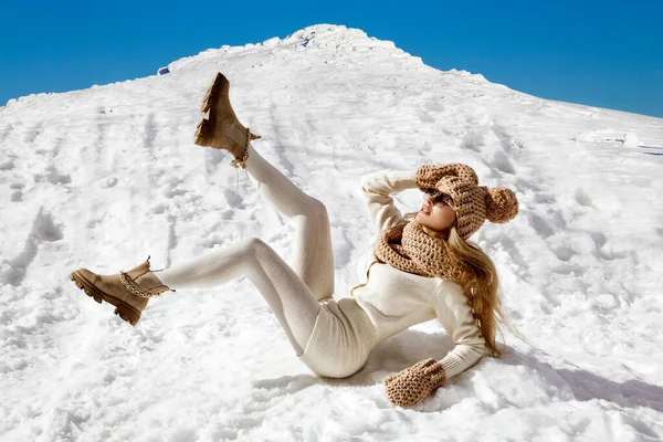 Vintermode Vacker Kvinnlig Modell Bär Vita Vinterkläder Och Beige Mössa — Stockfoto