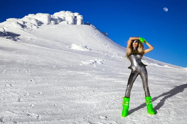 Сексуальна Жінка Срібному Космічному Вбранні Срібні Зимові Черевики Позує Горах — стокове фото