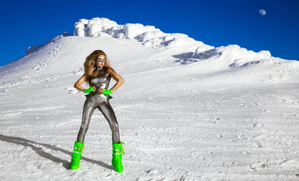 Mujer Sexy Traje Cósmico Plata Botas Invierno Está Posando Las — Foto de Stock