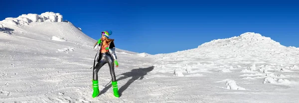 은으로 우주복을 부츠를 산에서 포즈를 취하고 있습니다 풍경에서 매혹적 점프수트를 — 스톡 사진