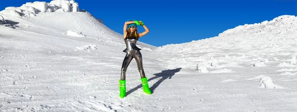 Sexy Frau Silbernem Kosmos Outfit Und Winterstiefeln Posiert Den Bergen — Stockfoto