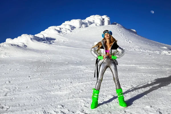 Sexy Vrouw Zilveren Kosmische Outfit Zilver Winterlaarzen Poseert Bergen Vrouw — Stockfoto