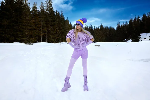 Vintermode Vacker Kvinnlig Modell Bär Syreniska Vinterkläder Syrenstövlar Och Färgglada — Stockfoto