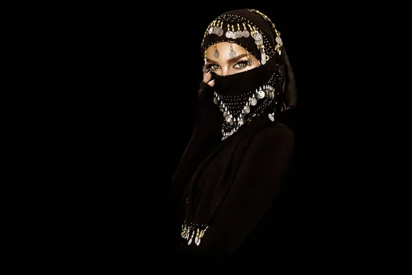 Retrato Una Princesa Árabe Hermoso Retrato Mujer Árabe Sobre Fondo —  Fotos de Stock