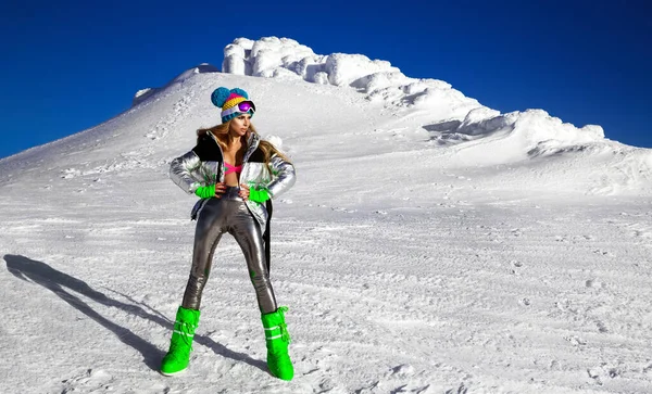 Sexy Girl Silver Cosmic Outfit Silver Winter Boots Posing Mountains — Fotografia de Stock