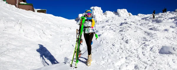 Menina Esquiador Gosta Estância Esqui Mulher Bonita Roupa Inverno Está — Fotografia de Stock