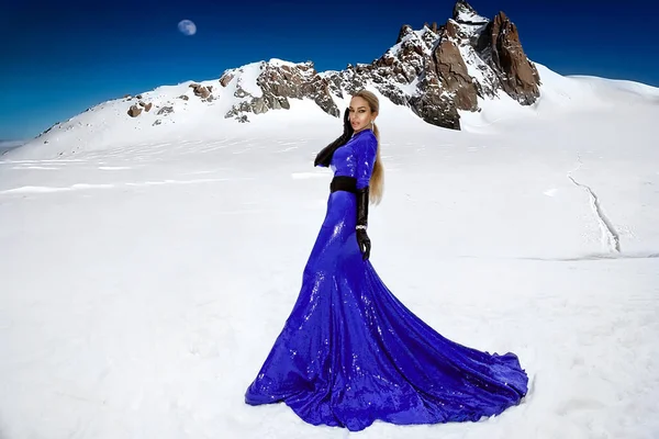 Beautiful Young Girl Blue Sequin Long Winter Gown Dress Snow — Foto Stock