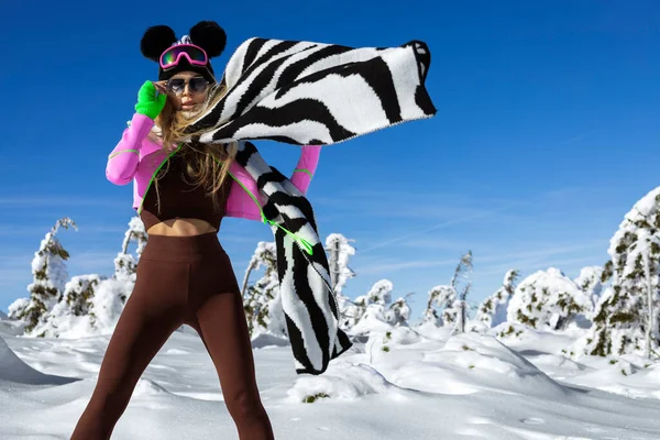 Zimowa Moda Piękna Kobieta Nosi Kurtkę Czapkę Zimową Kolorowy Szalik — Zdjęcie stockowe