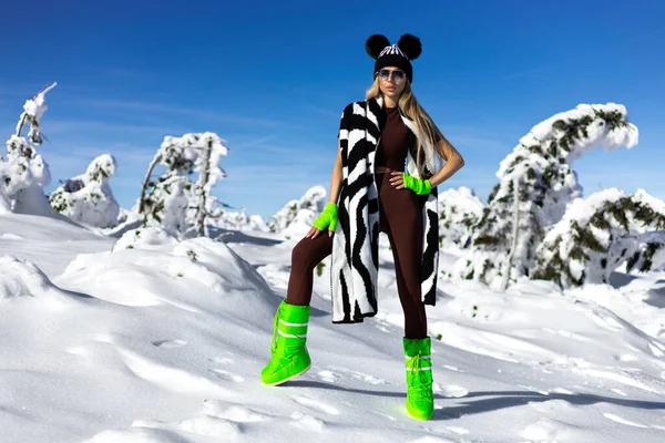 Wintermode Mooie Vrouw Draagt Sexy Winterkleding Winterhoed Kleurrijke Laarzen Poseert — Stockfoto