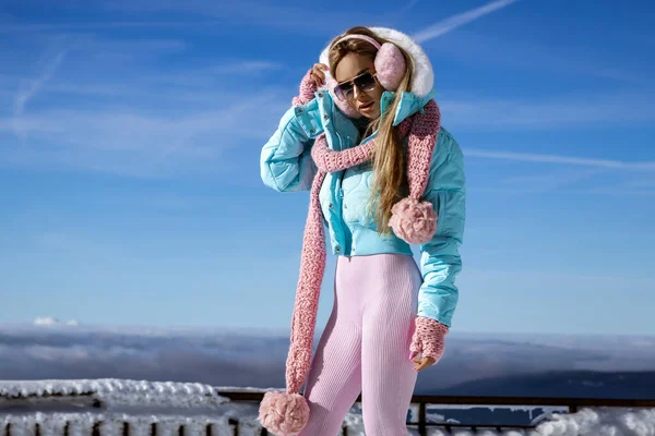 Wintermode Mooie Vrouw Draagt Sexy Winterkleding Winterhoed Kleurrijke Laarzen Poseert — Stockfoto