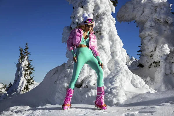 Kış Modası Güzel Bir Kadın Seksi Kışlık Elbiseler Kışlık Şapkalar — Stok fotoğraf