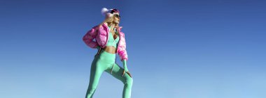 Güzel, formda bir kadın model seksi kışlık giysiler, kışlık şapkalar ve renkli botlar giyiyor ve dağlarda karda poz veriyor. Kış modası. Açık hava çekimi..