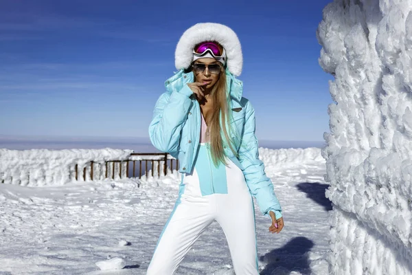 Piękny Kształtny Model Żeński Nosi Seksowną Zimową Odzież Czapkę Zimową — Zdjęcie stockowe