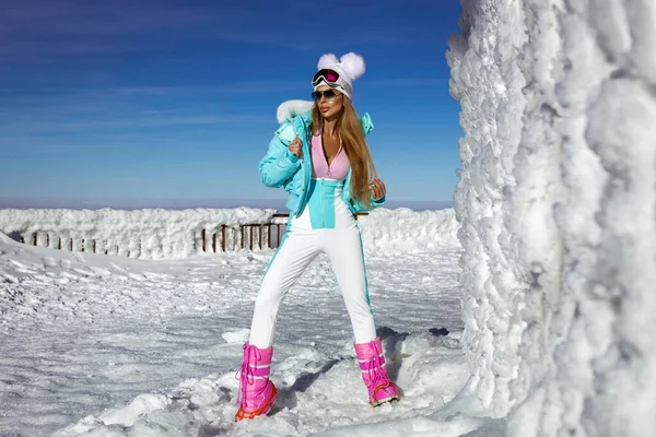 Mooi Vormgegeven Vrouwelijk Model Draagt Sexy Winterkleding Wintermuts Kleurrijke Laarzen — Stockfoto