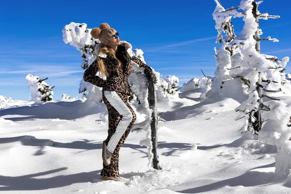 Красива Жіноча Модель Одягнена Сексуальний Зимовий Лижний Костюм Зимовий Капелюх — стокове фото