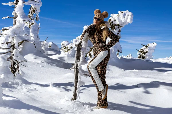 Hermosa Modelo Femenina Bien Formada Está Usando Traje Esquí Invierno — Foto de Stock