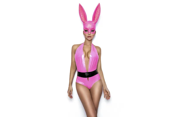 性感的金发女人穿着乳胶复活节兔子服装 戴着粉色兔子面具 背景是白色的 复活节兔子的概念 — 图库照片