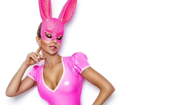 Sexy Blonde Vrouw Poseert Latex Paashaas Kostuum Roze Konijn Masker — Stockfoto