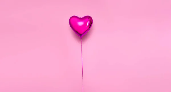 Léggömbhalmaz Egy Rakás Rózsaszín Szív Alakú Fólia Léggömb Rózsaszín Alapon — Stock Fotó