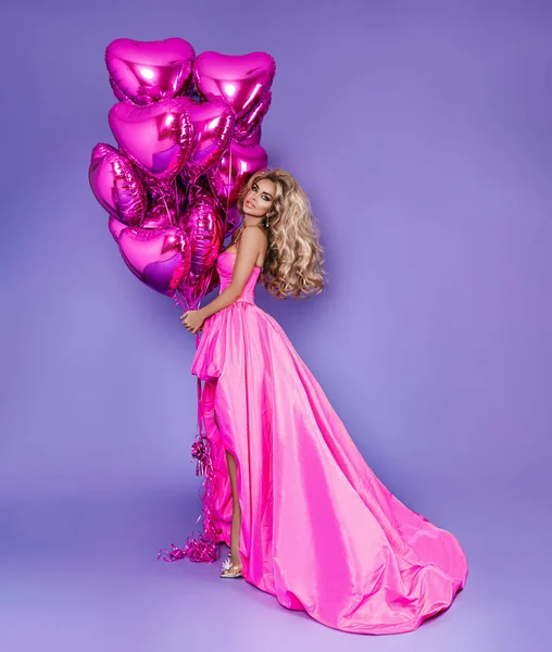 Hermosa Mujer Vestido Largo Increíble Celebración Globos Color Rosa Está — Foto de Stock