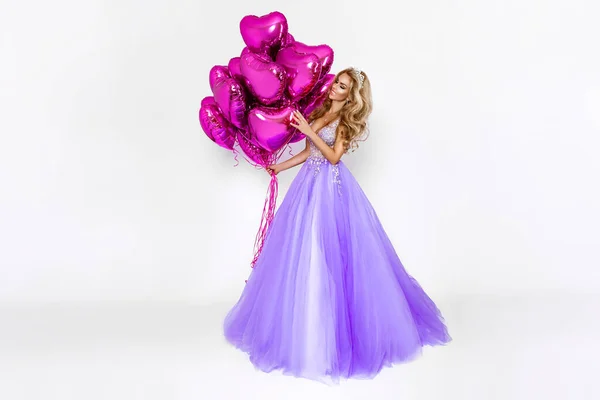 Красивая Женщина Удивительном Длинном Платье Держит Розовые Шарики Позирует Белом — стоковое фото