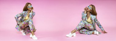 Stüdyoda yüksek model. Güzel bir kadın zarif bir çiçek ceketi, pantolon ve beyaz çizmeler giyiyor. Bahar modası. Şık giyimli şık bir model - Görüntü