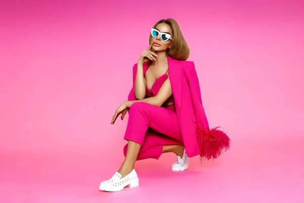 Modelka Wysokiej Jakości Elegancka Kobieta Nosi Różową Kurtkę Piór Spodnie — Zdjęcie stockowe
