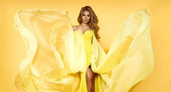 Kobieta Moda Żółtym Trzepotanie Sukienka Glamour Model Tańczący Long Silk — Zdjęcie stockowe