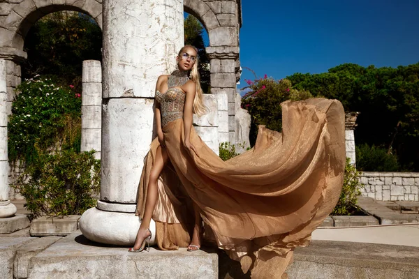 Elegan Mewah Mode Malam Glamour Gaya Elegan Wanita Dalam Gaun — Stok Foto