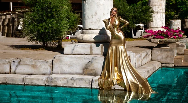 Elegant Luxury Evening Fashion Glamour Stylish Elegant Woman Golden Long — Stock Photo, Image